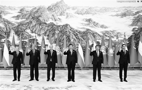 5月19日上午,国家主席习近平在陕西省西安市主持首届中国-中亚峰会并发表题为《携手建设守望相助、共同发展、普遍安全、世代友好的中国-中亚命运共同体》的主旨讲话。哈萨克斯坦总统托卡耶夫、吉尔吉斯斯坦总统扎帕罗夫、塔吉克斯坦总统拉赫蒙、土库曼斯坦总统别尔德穆哈梅多夫、乌兹别克斯坦总统米尔济约耶夫出席。◎新华社发